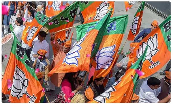 బీజేపీ షాకింగ్ డిసిషన్.. 40 మంది పార్టీ నాయకులపై వేటు