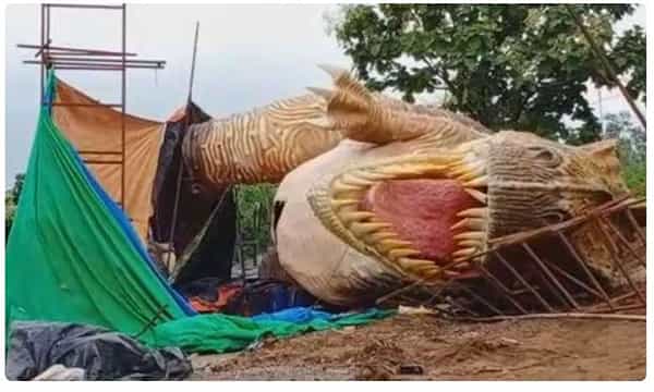 కుప్పకూలిన డైనోసార్.. పర్యాటకులకు తప్పిన ముప్పు