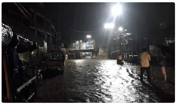 అర్ధరాత్రి కుంభవృష్టి.. వాన నీటిలో నగరం