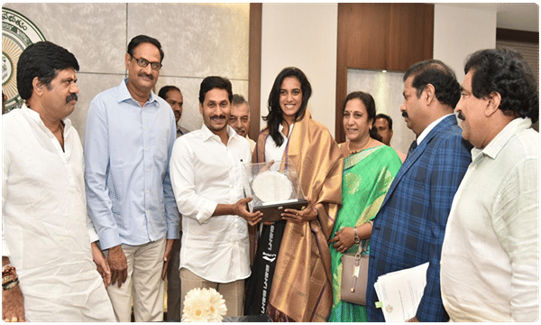 సీఎంను కలిసిన సింధు: 5 ఎకరాల భూమి గిఫ్ట్..!