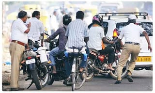 షాకింగ్: చెప్పులు వేసుకుని బైక్ నడిపితే.. జైలే గతి!