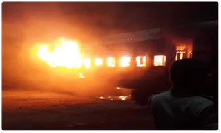 చెరువులను తలపిస్తున్న రోడ్లు.. స్థంభించిన రవాణా..