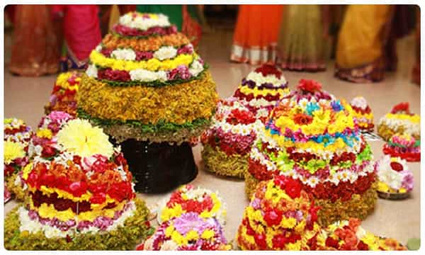 ఎనిమిదో రోజు వెన్నముద్దల బతుకమ్మ.. వాయనంగా నువ్వులు, బెల్లం!