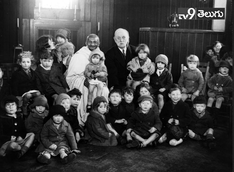 December 1931:  Indian thinker, statesman and nationalist leader Mahatma Gandhi (Mohandas Karamchand Gandhi, 1869 - 1948) with George Lansbury (1859 - 1940) and a group of children at Kingsley Hall in the East End of London. Gandhi stayed at the hall during his visit to London to attend the Round Table Conference.  (Photo by Hulton Archive/Getty Images)