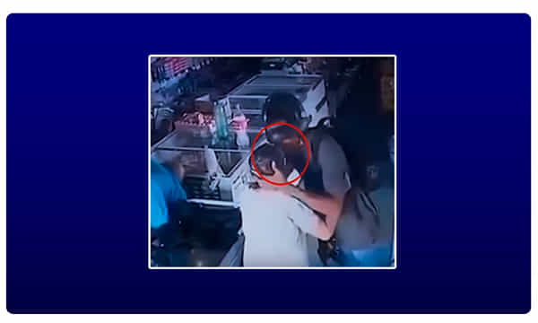వీడో మంచి దొంగ.. బామ్మకు ముద్దు-డబ్బులు వద్దు