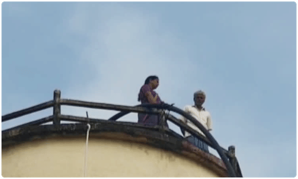 వాటర్ట్యాంక్ ఎక్కి వృద్ద దంపతుల ఆత్మహత్యాయత్నం..కారణం తెలస్తే షాక్!