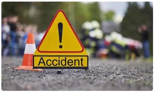 నడిరోడ్డుపై యువకుల హల్‌చల్.. కానిస్టేబుల్ పై దాడి!