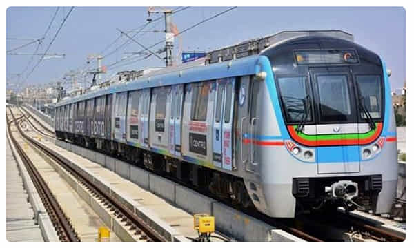 హైదరాబాద్ మెట్రో ట్రాక్పై చెలరేగిన మంటలు..!