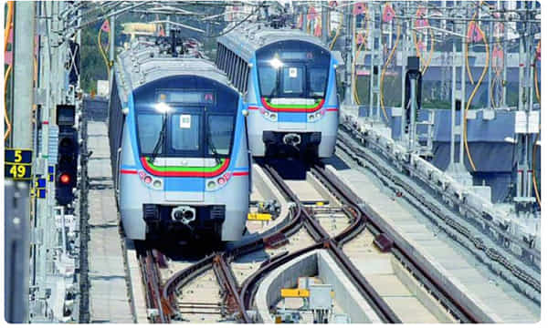 మొరాయిస్తున్న మెట్రో.. రీజన్ ఏంటి..?