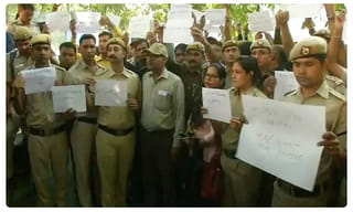 పోలీసులే నిరసనకారులైతే.. రేర్ సీన్ !