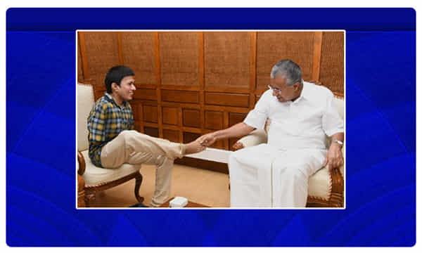 సీఎంకు కాలితో షేక్హ్యాండ్..ఎందుకో తెలుసా..?