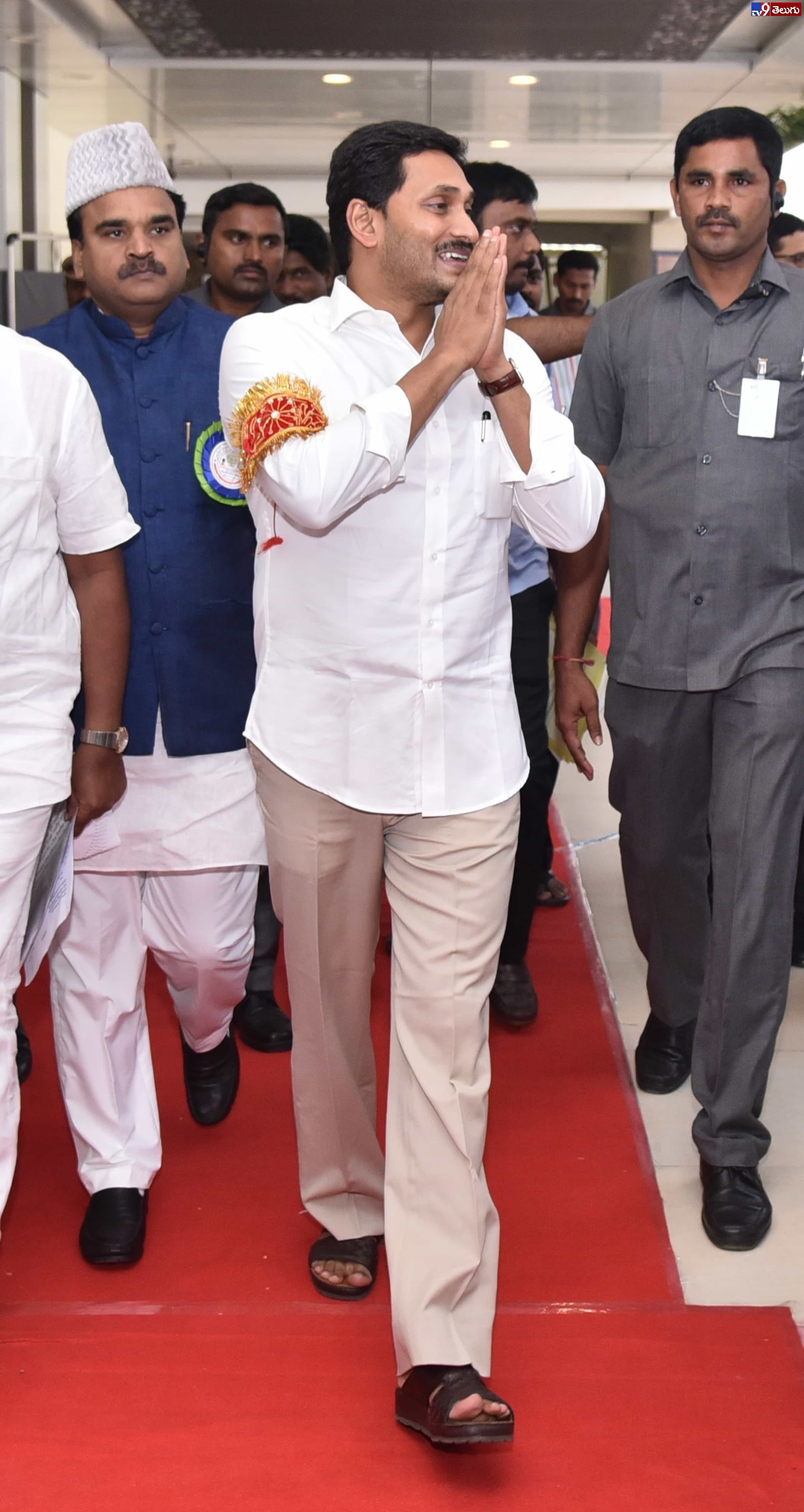 జాతీయ విద్య, మైనారిటీల సంక్షేమ దినోత్సవంలో పాల్గొన్న వైఎస్‌ జగన్‌.