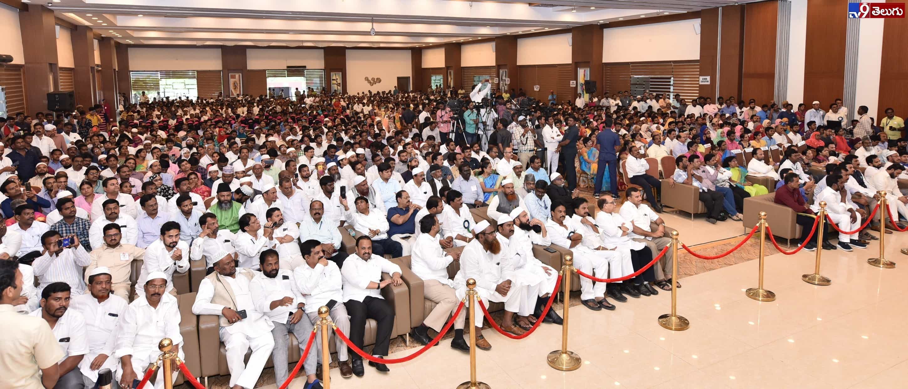 జాతీయ విద్య, మైనారిటీల సంక్షేమ దినోత్సవంలో పాల్గొన్న వైఎస్‌ జగన్‌.