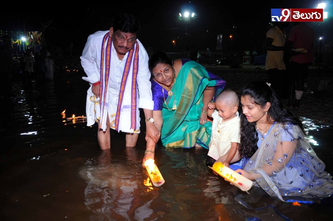 వైభవంగా భద్రాచలం  గోదావరి హారతి