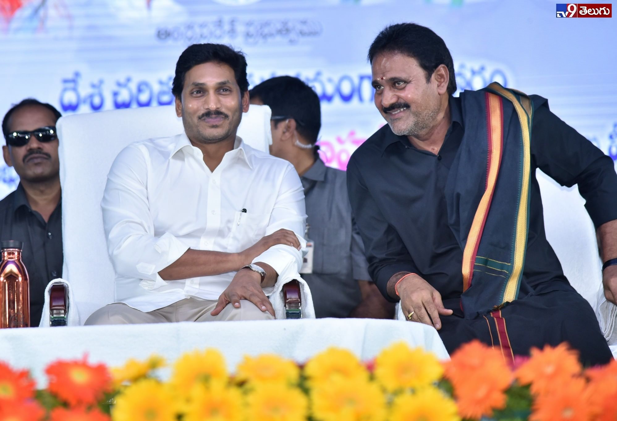 గుంటూరులో అగ్రిగోల్డ్ బాధితులకు చెక్కులు పంపిణీ చేస్తున్న  సీఎం వైయస్ జగన్