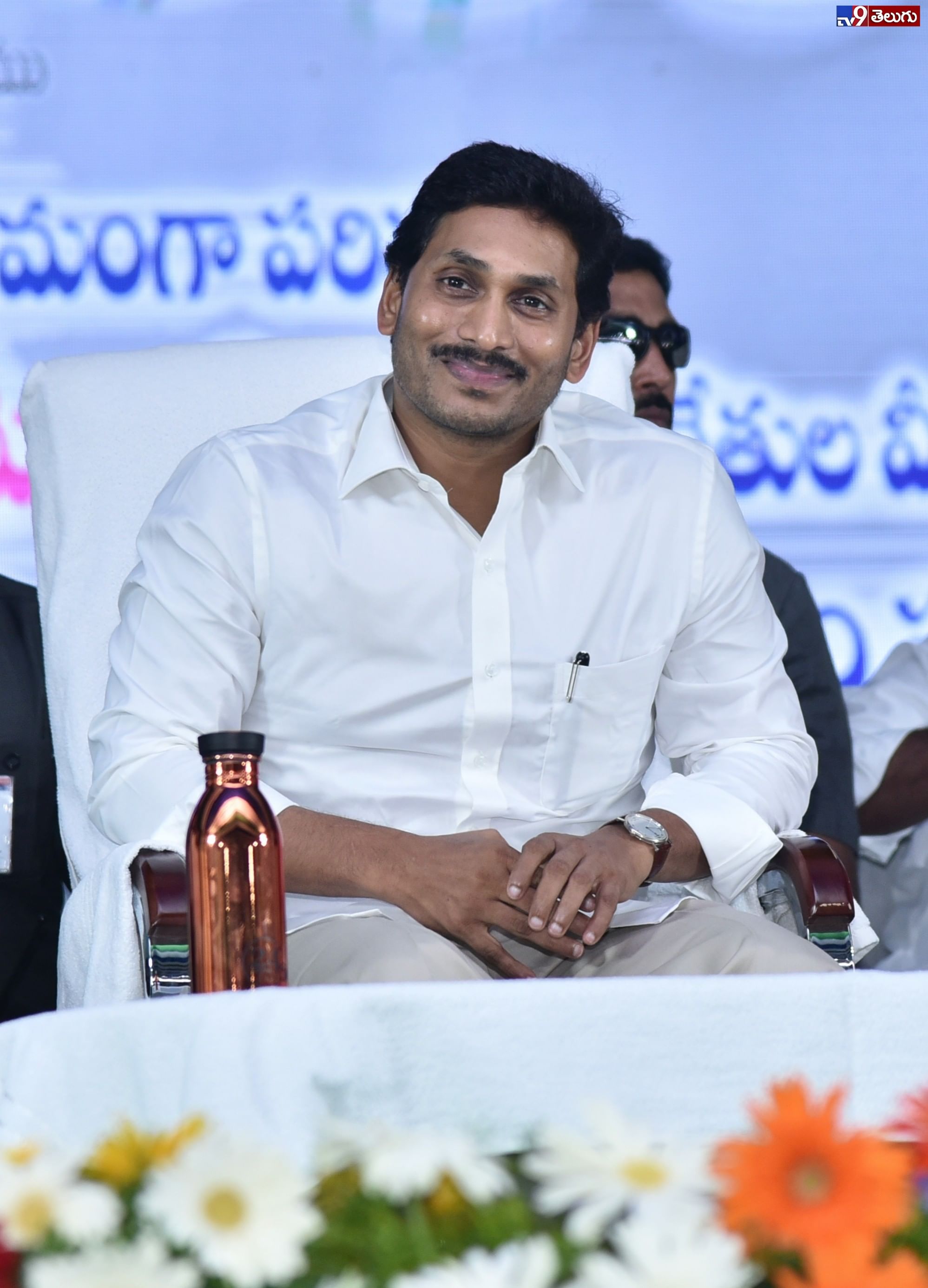 గుంటూరులో అగ్రిగోల్డ్ బాధితులకు చెక్కులు పంపిణీ చేస్తున్న  సీఎం వైయస్ జగన్