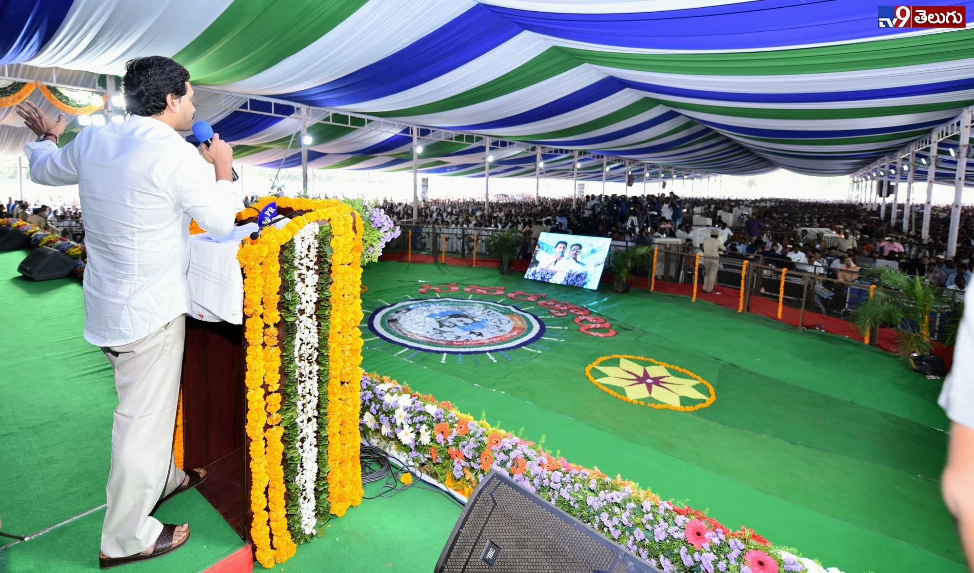 గుంటూరులో అగ్రిగోల్డ్ బాధితులకు చెక్కులు పంపిణీ చేస్తున్న  సీఎం వైయస్ జగన్