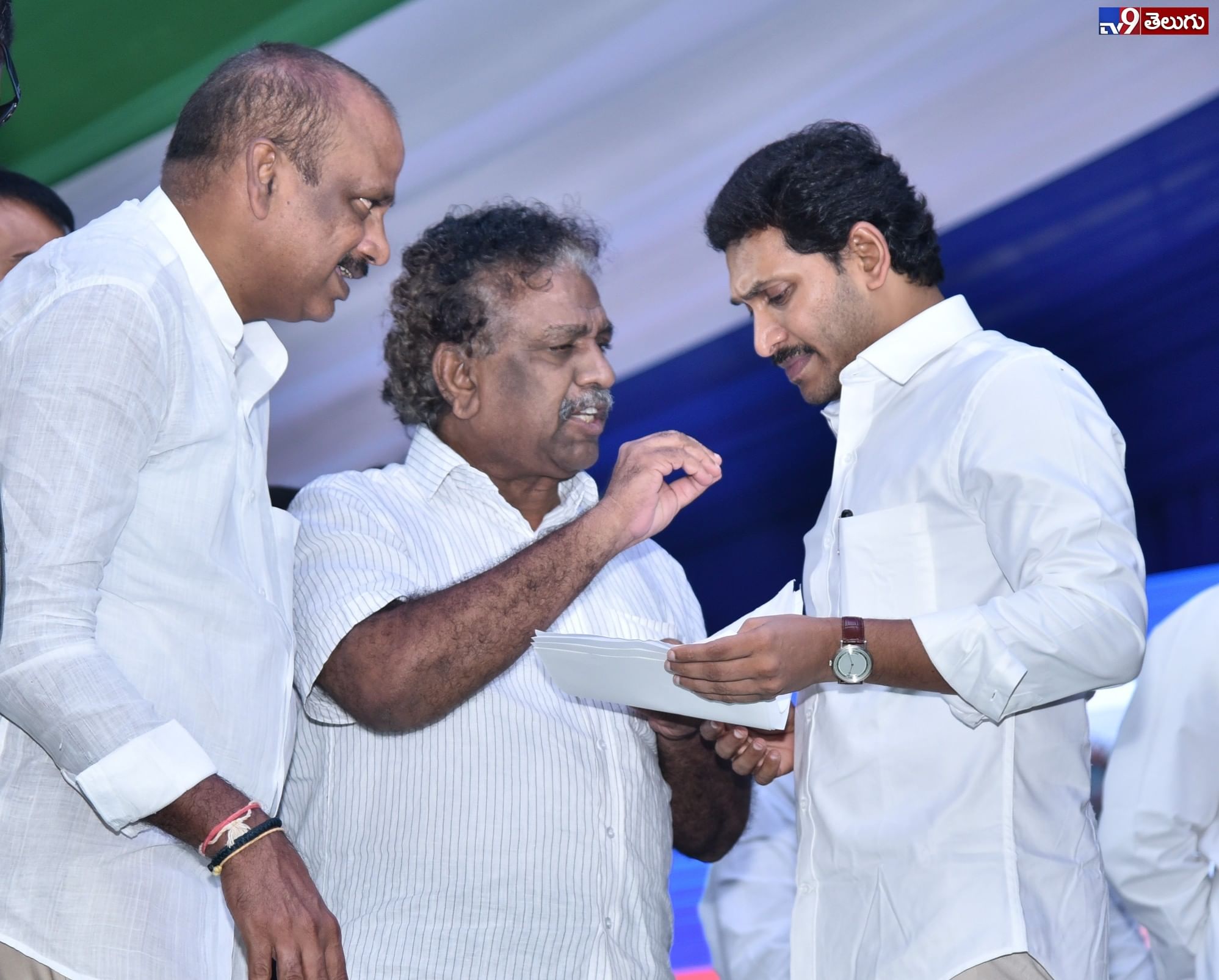 గుంటూరులో అగ్రిగోల్డ్ బాధితులకు చెక్కులు పంపిణీ చేస్తున్న  సీఎం వైయస్ జగన్