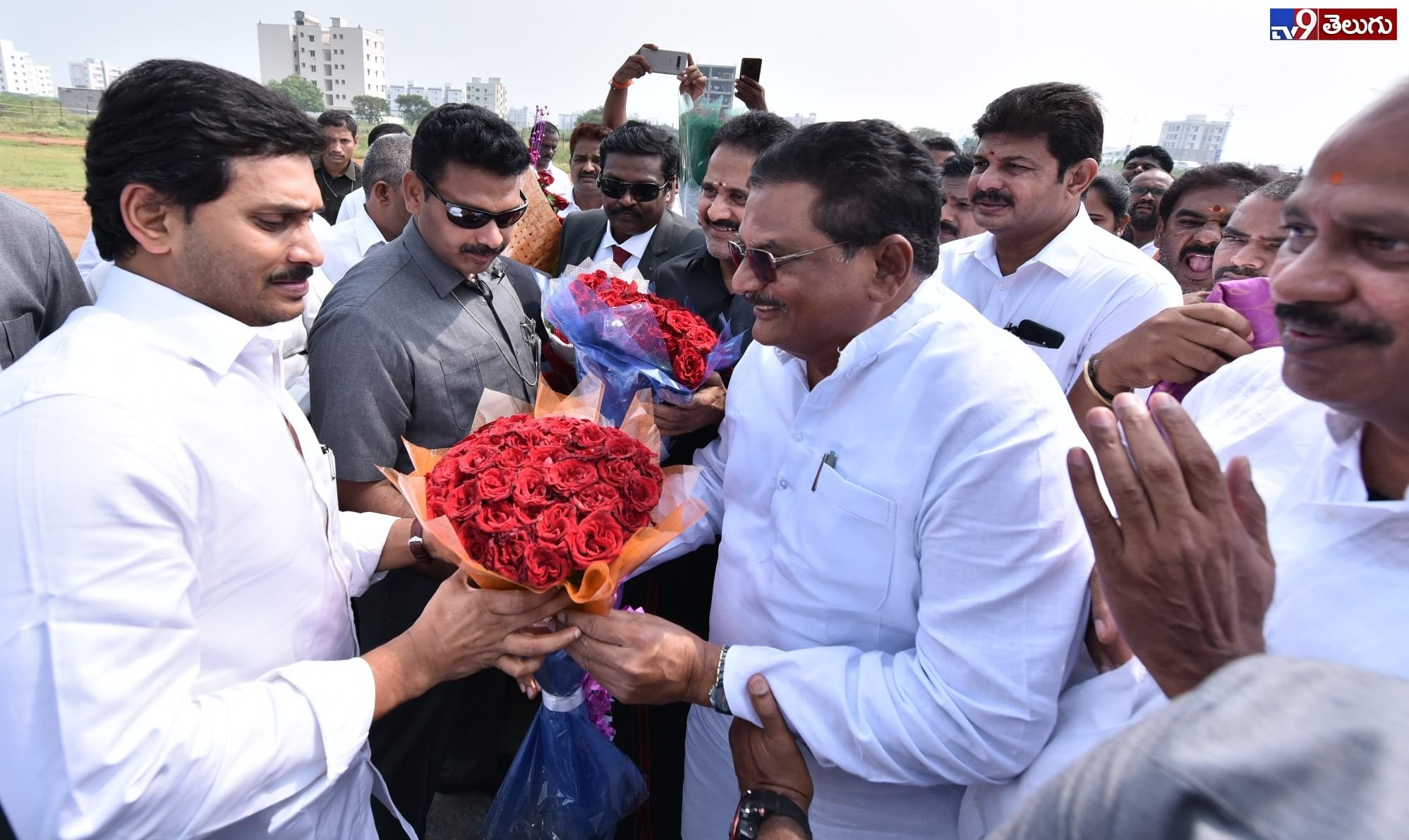 గుంటూరులో అగ్రిగోల్డ్ బాధితులకు చెక్కులు పంపిణీ చేస్తున్న  సీఎం వైయస్ జగన్