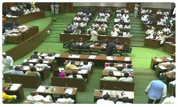 ముగిసిన మహా డ్రామా.. ప్రమాణస్వీకారం చేస్తోన్న ఎమ్మెల్యేలు