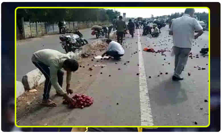 హైవేపై ఉల్లి..పండగ చేసుకుంటున్న జనం