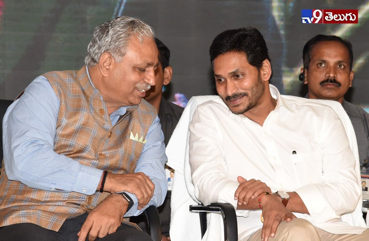 ఏయూ పూర్వవిద్యార్థుల సమ్మేళనంలో పాల్గొన్న సీఎం జగన్‌