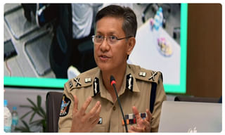 పాముల బావిలో నెమలి..ప్రాణాలకు తెగించిన యువకుడు !