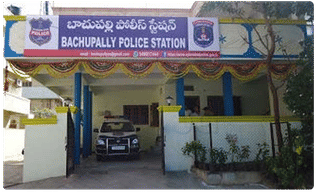 బ్రేకింగ్: హుక్కా సెంటర్‌పై దాడి.. 40మంది యువకుల అరెస్ట్