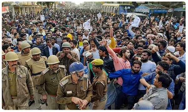 పౌరసత్వ చట్టం పై ఆగ్రా, మధురలో విద్యార్థుల నిరసన!