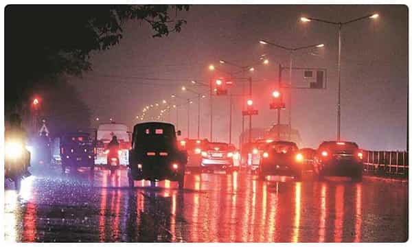 ఢిల్లీలో భారీ వర్షం.. రోడ్లన్నీ జలమయం!