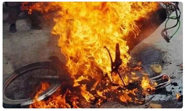 గజ్వేల్లో దారుణం.. నాలుగు బైకులకు నిప్పంటించిన దుండగులు!