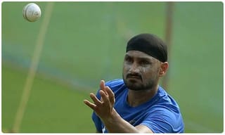 ‘వి వాంట్ ధోని’.. ఐసీసీకి పోటెత్తిన రీ-ట్వీట్లు!