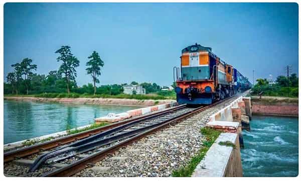 బ్రేకింగ్: ప్యాసింజర్ రైళ్లలో వారికి అనుమతి నిరాకరణ..