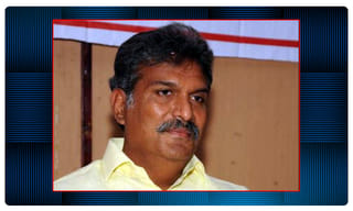 పోలీసు మద్దతుతో మందుబాబుల హల్‌చల్‌ !