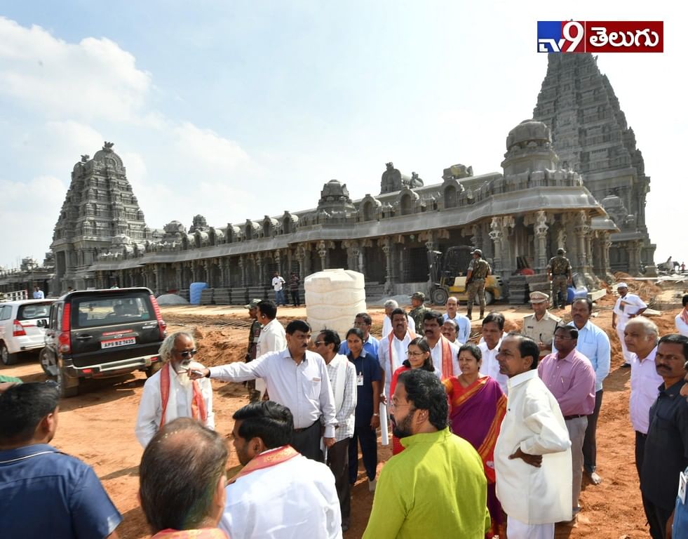 యాదాద్రి ఆలయంలో పనులను పరిశీలిస్తున్న సీఎం కేసీఆర్.