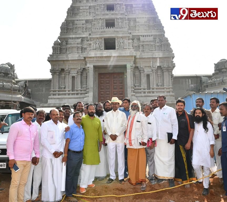 యాదాద్రి ఆలయంలో పనులను పరిశీలిస్తున్న సీఎం కేసీఆర్.