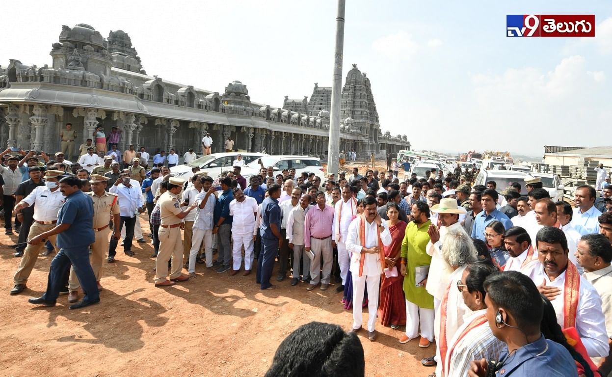 యాదాద్రి ఆలయంలో పనులను పరిశీలిస్తున్న సీఎం కేసీఆర్.