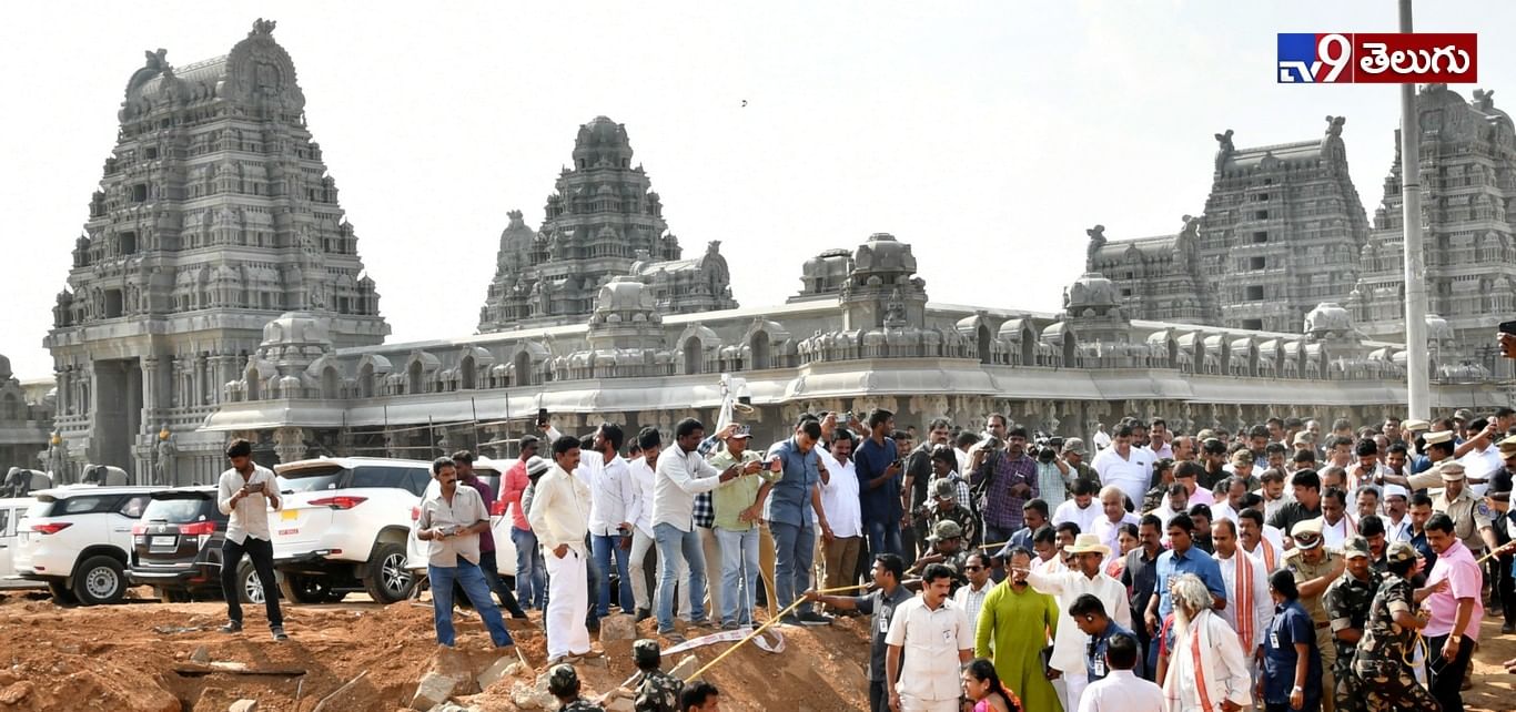 యాదాద్రి ఆలయంలో పనులను పరిశీలిస్తున్న సీఎం కేసీఆర్.