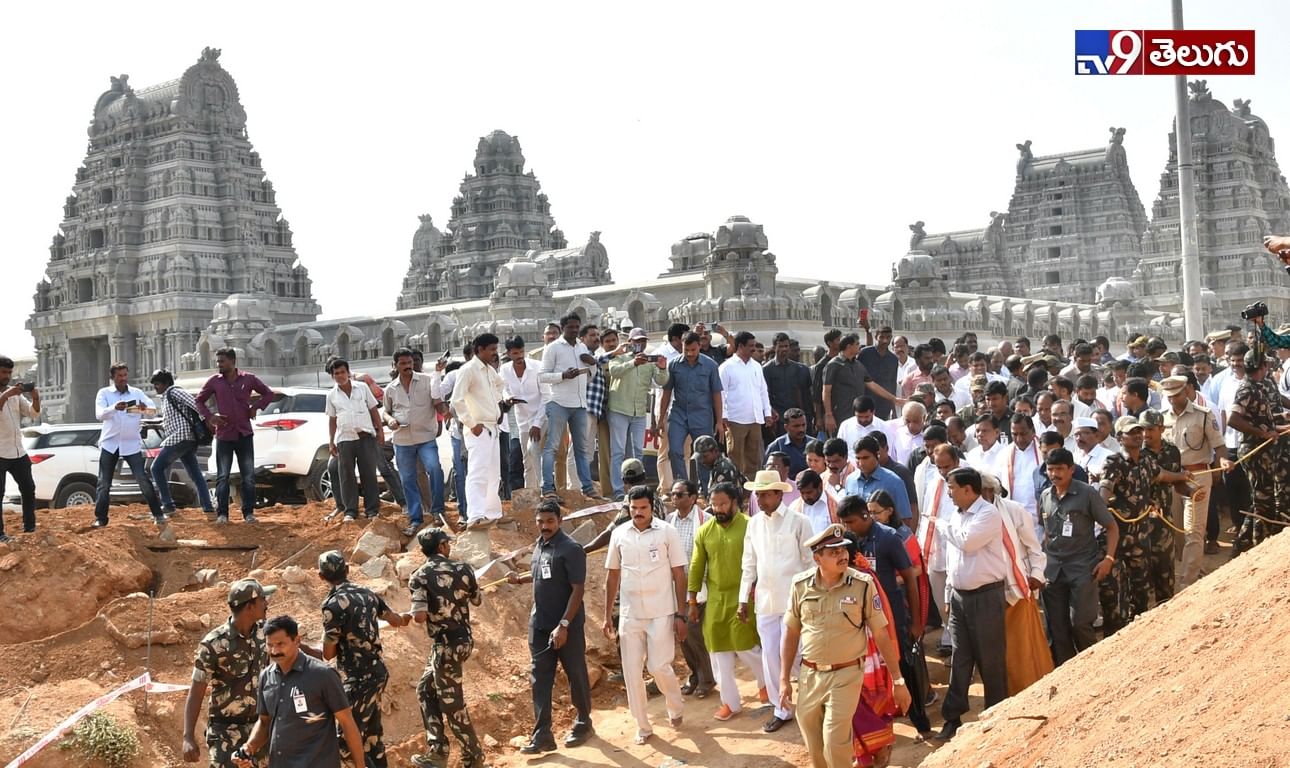 యాదాద్రి ఆలయంలో పనులను పరిశీలిస్తున్న సీఎం కేసీఆర్.