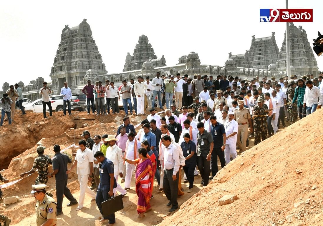 యాదాద్రి ఆలయంలో పనులను పరిశీలిస్తున్న సీఎం కేసీఆర్.