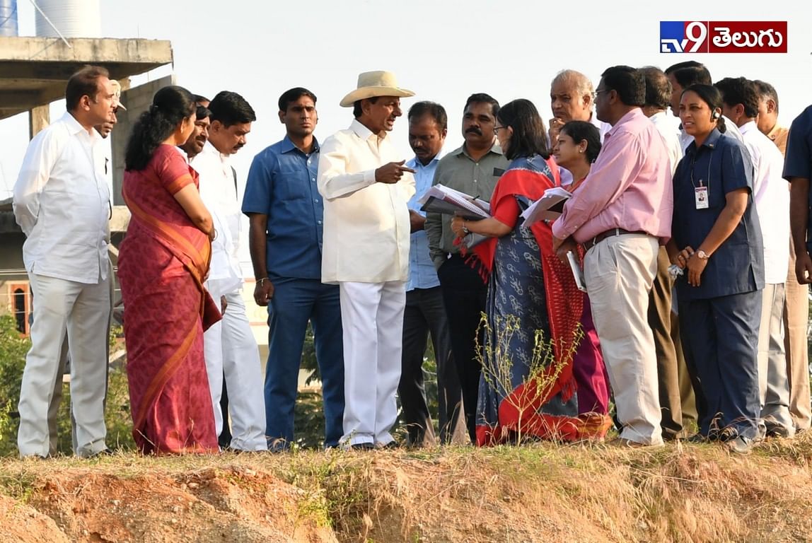 యాదాద్రి ఆలయంలో పనులను పరిశీలిస్తున్న సీఎం కేసీఆర్.