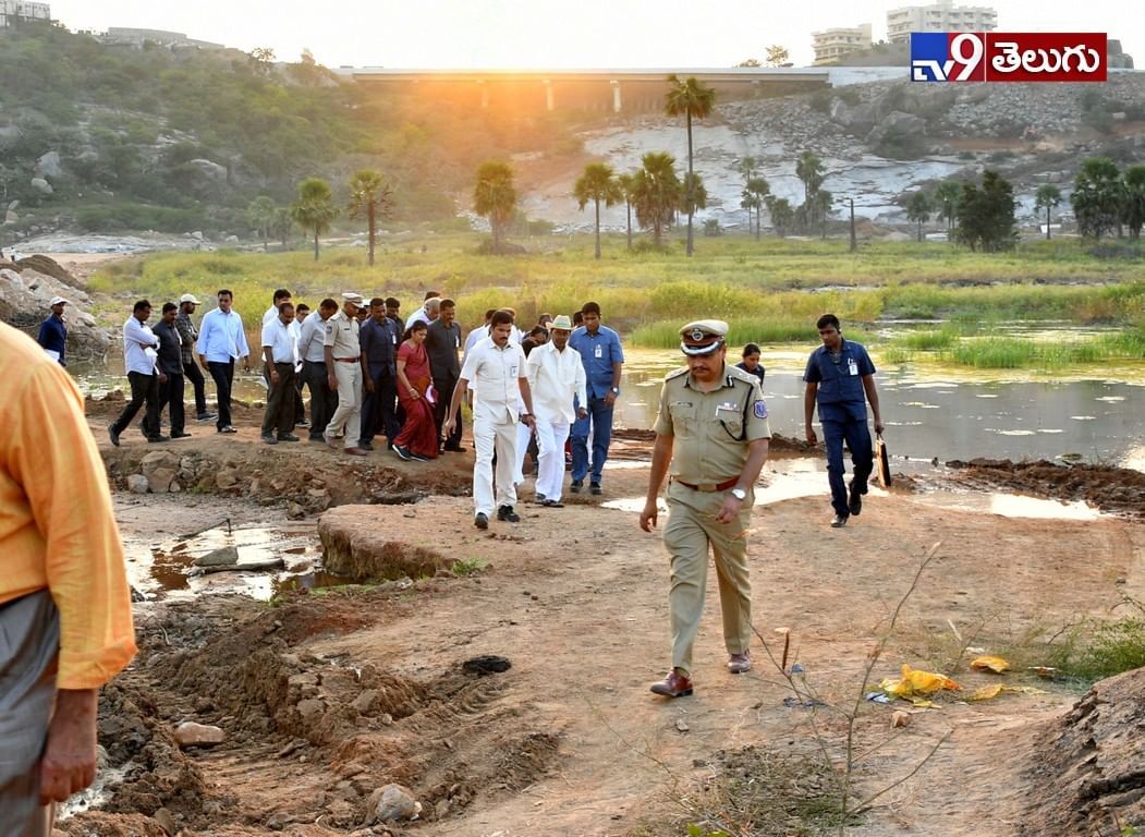 యాదాద్రి ఆలయంలో పనులను పరిశీలిస్తున్న సీఎం కేసీఆర్.