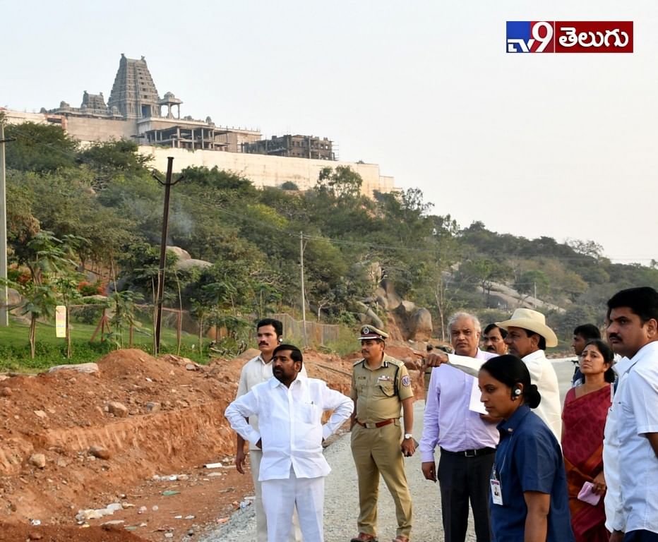 యాదాద్రి ఆలయంలో పనులను పరిశీలిస్తున్న సీఎం కేసీఆర్.