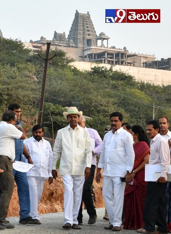 యాదాద్రి ఆలయంలో పనులను పరిశీలిస్తున్న సీఎం కేసీఆర్.