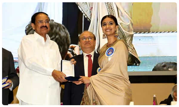 వెంకయ్యకు మహానటి పాదాభివందనం..!