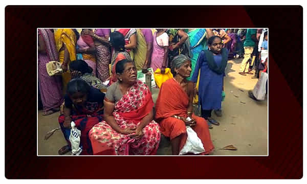 ఉల్లి విక్రయంలో తొక్కిసలాట !