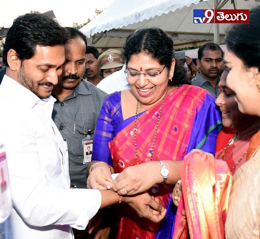 ఏయూ పూర్వవిద్యార్థుల సమ్మేళనంలో పాల్గొన్న సీఎం జగన్‌