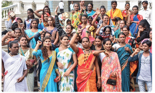 గ్రహణం వేళ.. ఆ రెండు ఆలయాలకు పోటెత్తిన భక్తులు