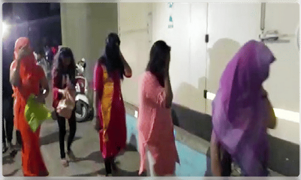 సెక్స్ రాకెట్ పబ్లు.. 30 మంది అరెస్ట్