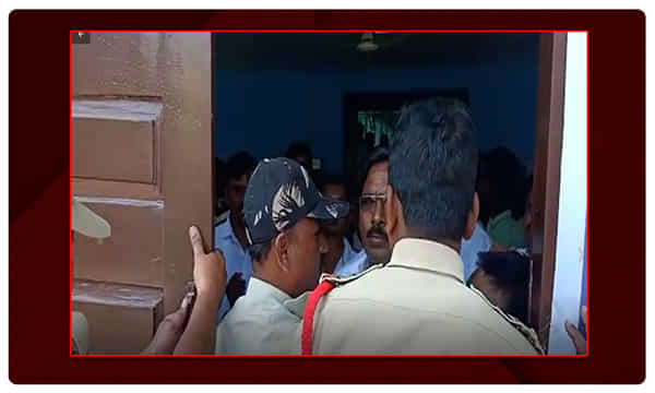 బ్రేకింగ్: ఓడిన అభ్యర్థులను గదిలో బంధించిన పోలీసులు